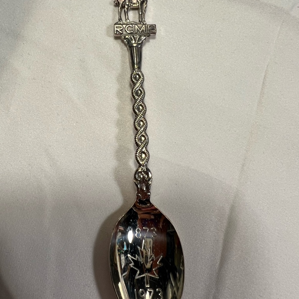 Lot of 2 vintage souvenir spoons, 1976 Olympics & RCMP 1873-1973 made n Holland - Picture 4 of 10